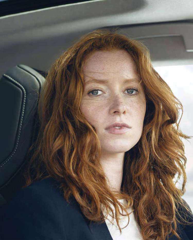 Жінка за кермом автомобіля CITROËN