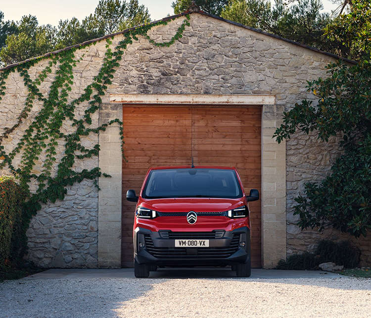 Новий фургон Citroën Jumpy стоїть перед воротами, вигляд спереду